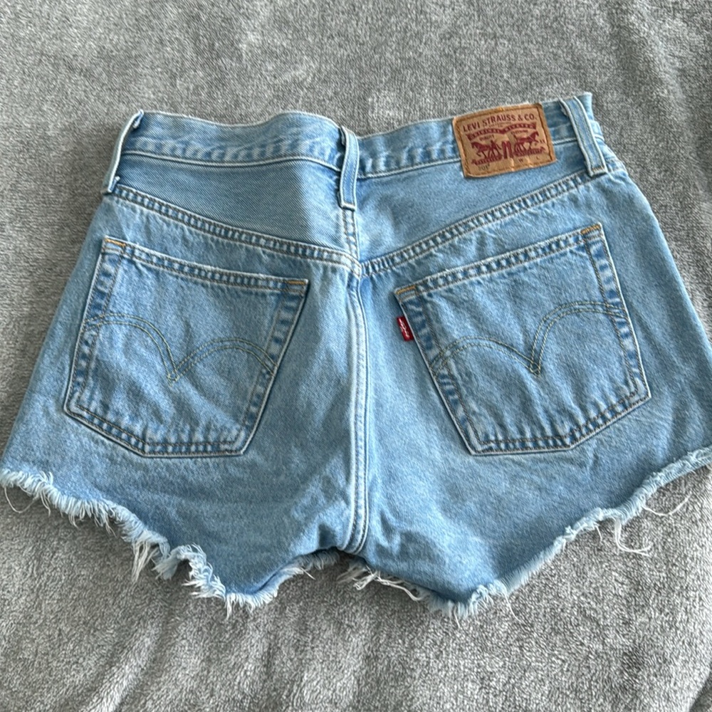 Like new Levi jean shorts